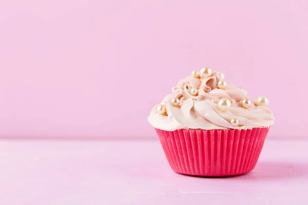 Cupcake sobre fondo rosa con espacio para texto — Foto de Stock