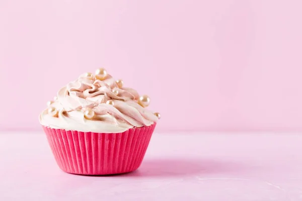 Cupcake sobre fondo rosa con espacio para texto — Foto de Stock