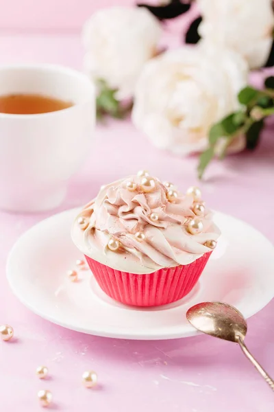 Розовый кекс украшен жемчужинами — стоковое фото