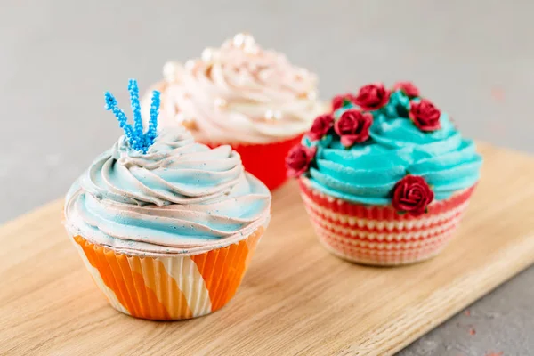 Drie kleurrijke cupcakes — Stockfoto