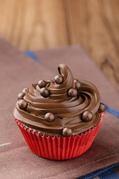 Hausgemachter Schokoladen-Cupcake mit Schokoladenstreuern — Stockfoto