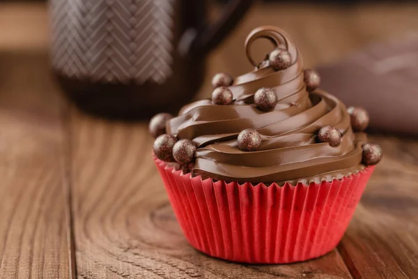 Hausgemachter Schokoladen-Cupcake mit Schokoladenchips — Stockfoto