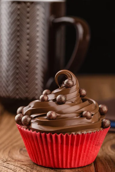 Hausgemachter Schokoladen-Cupcake mit Schokoladenchips — Stockfoto