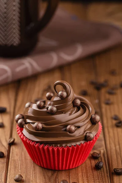 Café casero y magdalena de chocolate en taza roja — Foto de Stock