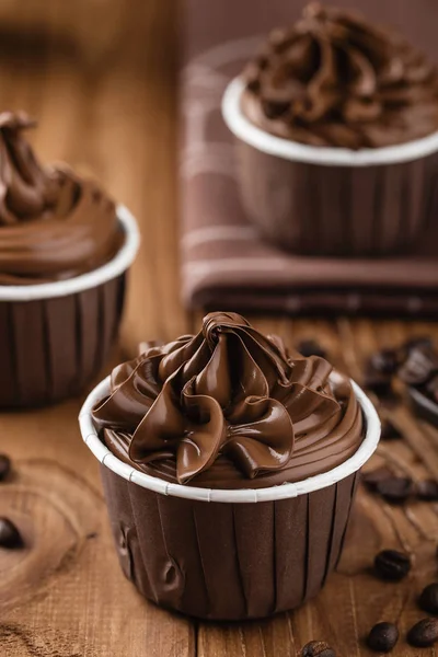 Cupcakes de chocolate caseros sobre fondo de madera —  Fotos de Stock