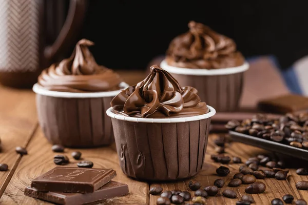 Hausgemachte Schokolade Cupcakes auf Holzgrund — Stockfoto