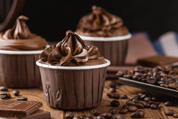 Домашние шоколадные кексы на деревянном фоне — стоковое фото