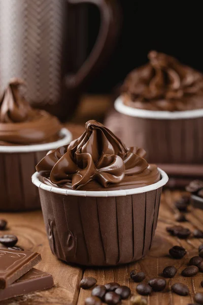 Hausgemachte Schokolade Cupcakes auf Holzgrund — Stockfoto