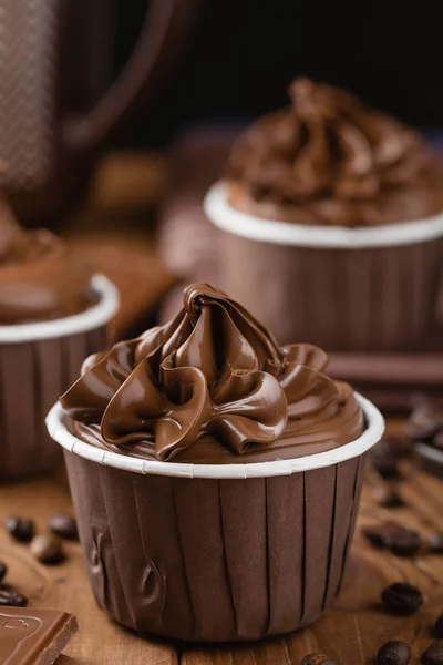 Cupcakes de chocolate caseros sobre fondo de madera — Foto de Stock