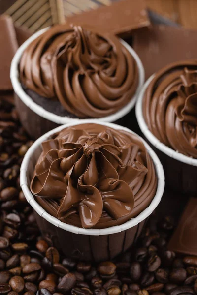 Σπιτικό σοκολάτα cupcakes με κόκκους καφέ — Φωτογραφία Αρχείου