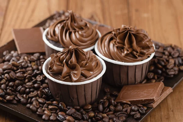 Домашние шоколадные кексы с кофейными зернами — стоковое фото