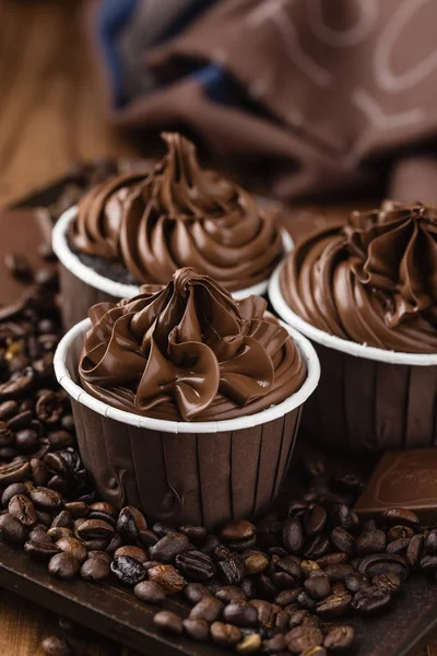 Hausgemachte Schokoladen-Cupcakes mit Kaffeebohnen — Stockfoto