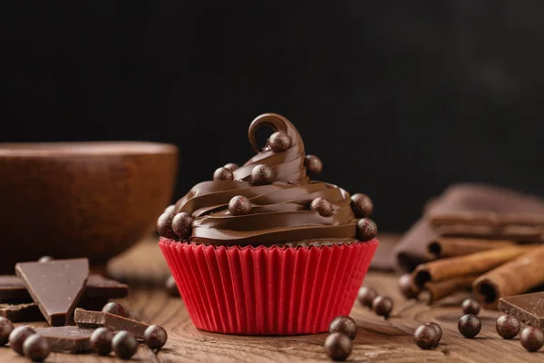 Hausgemachte Schokolade Cupcake über schwarzem Hintergrund mit Kopierraum — Stockfoto