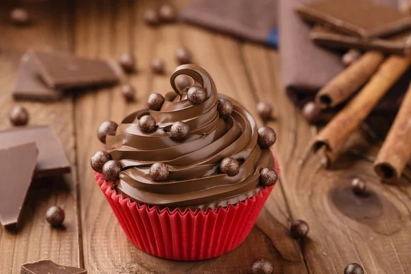 Hausgemachte Schokolade Cupcake mit Schokoladenchips in roter Tasse — Stockfoto