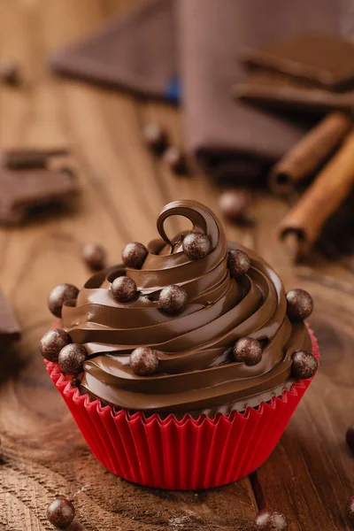 Hausgemachte Schokolade Cupcake mit Schokoladenchips in roter Tasse — Stockfoto