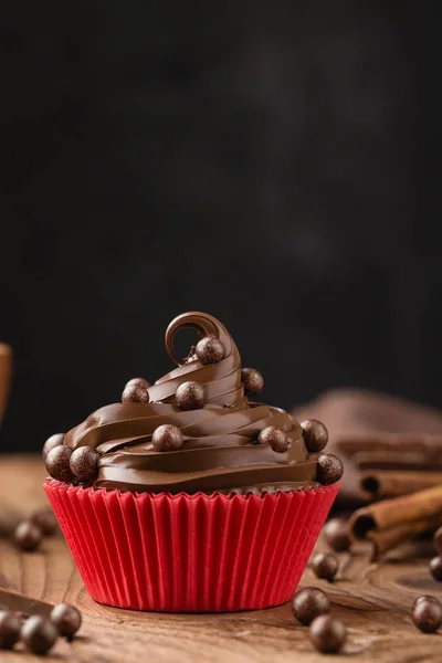 Házi csokoládé cupcake fekete háttér másol hely felett — Stock Fotó