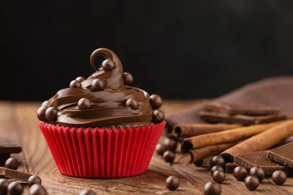 Hausgemachte Schokolade Cupcake über schwarzem Hintergrund mit Kopierraum — Stockfoto