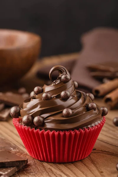 Hausgemachte Schokolade Cupcake mit Schokoladenchips in roter Tasse — Stockfoto
