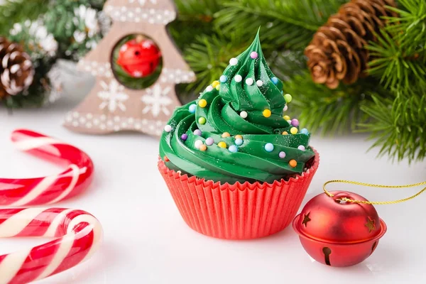 Pastelito verde de Navidad en taza roja —  Fotos de Stock