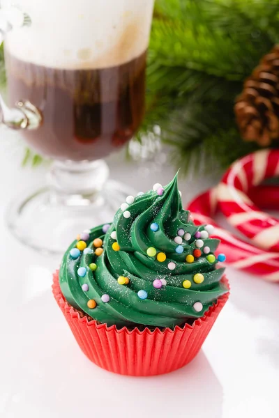 Pastelito verde de Navidad en taza roja — Foto de Stock