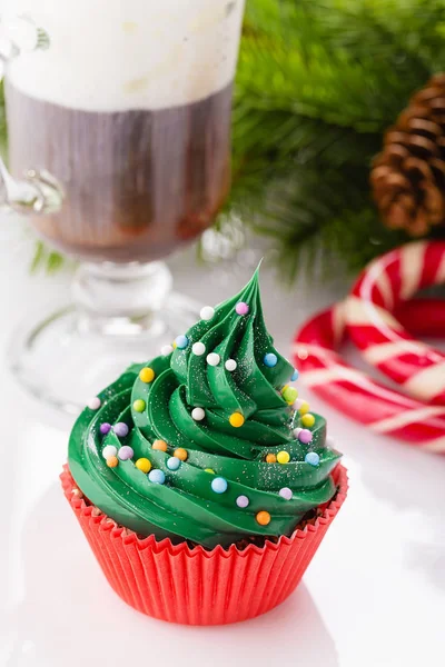 赤カップで緑のクリスマス ケーキ — ストック写真