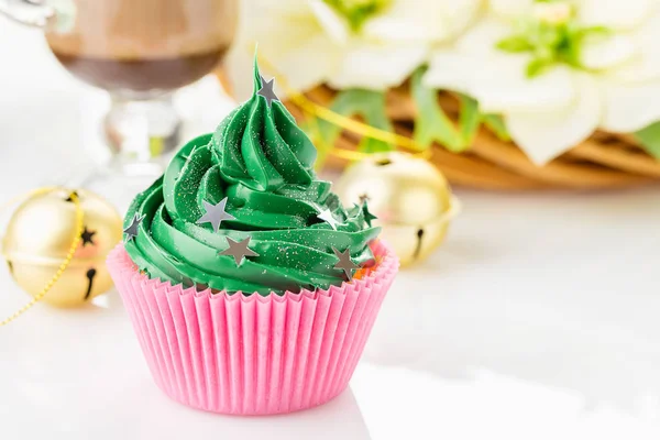 Green christmas cupcake with stars sprinkles in pink cup — Stock Photo, Image