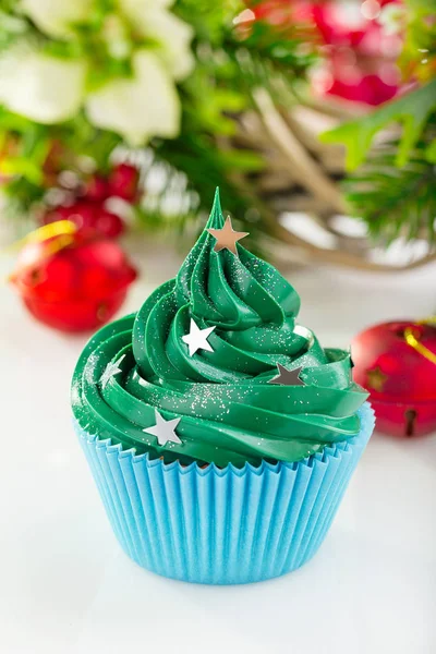 Pastel de Navidad verde con decoraciones festivas — Foto de Stock