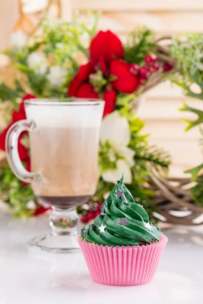 Pastelito de Navidad verde con salpicaduras de estrellas en taza rosa — Foto de Stock