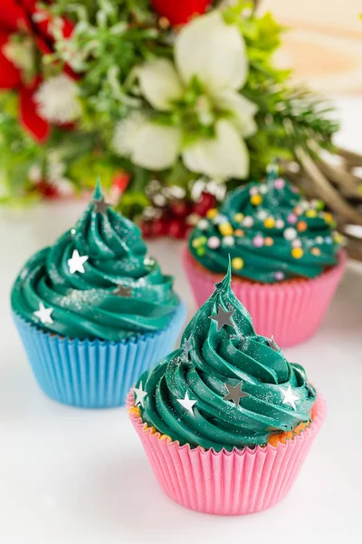 Pastelitos de Navidad verdes con decoraciones — Foto de Stock