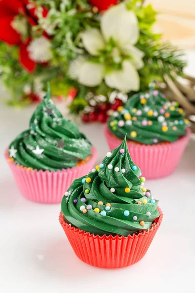 Pastelitos verdes de Navidad con decoraciones festivas — Foto de Stock