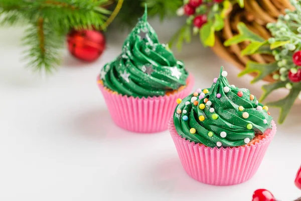 Cupcakes verdes de Natal com decorações festivas — Fotografia de Stock