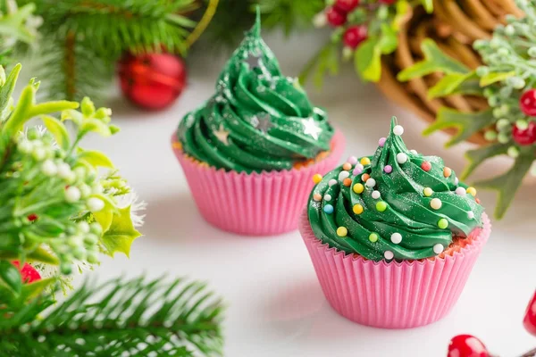 Julegrønne cupcakes med festlige dekorationer - Stock-foto