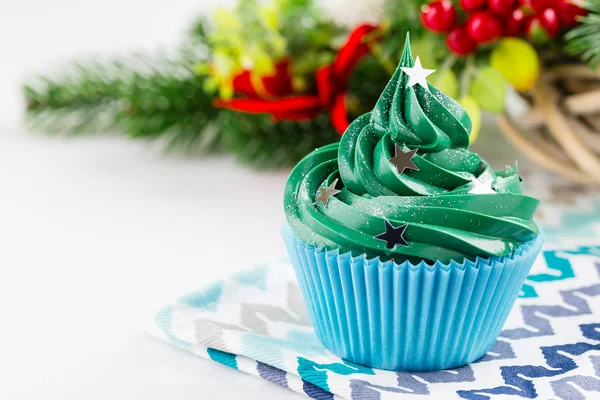 Pastel de Navidad verde con decoraciones festivas —  Fotos de Stock