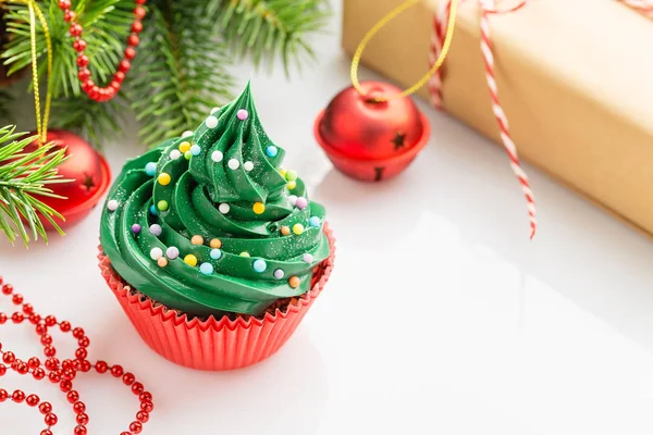 Christmas green cupcake in red cup with decorations — Stock Photo, Image