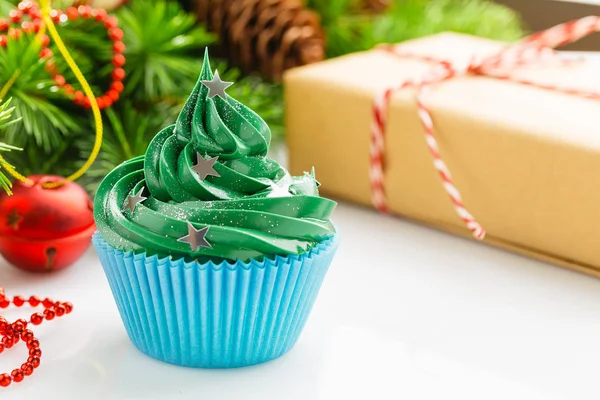 Cupcake di Natale verde con decorazioni festive — Foto Stock