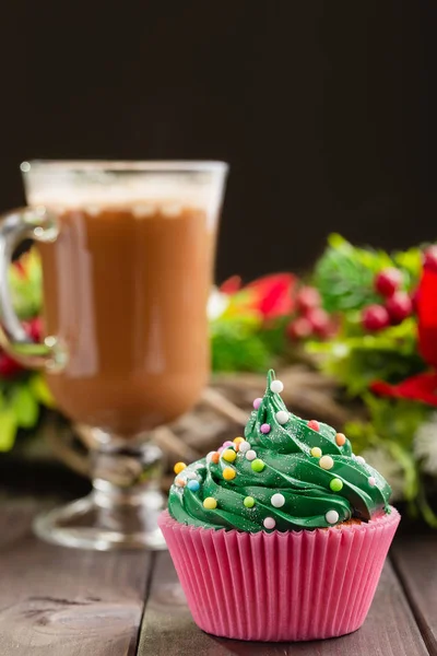 Cupcake di Natale verde con bicchiere di cacao — Foto Stock
