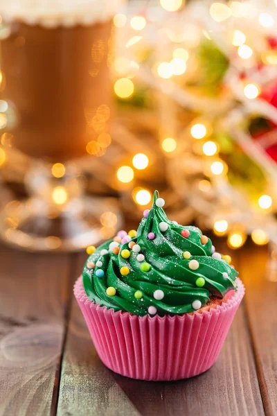 Cupcake di Natale verde con bokeh sullo sfondo — Foto Stock