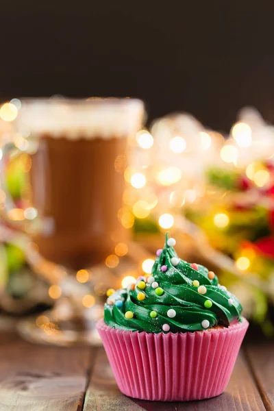 Cupcake di Natale verde con bokeh sullo sfondo — Foto Stock