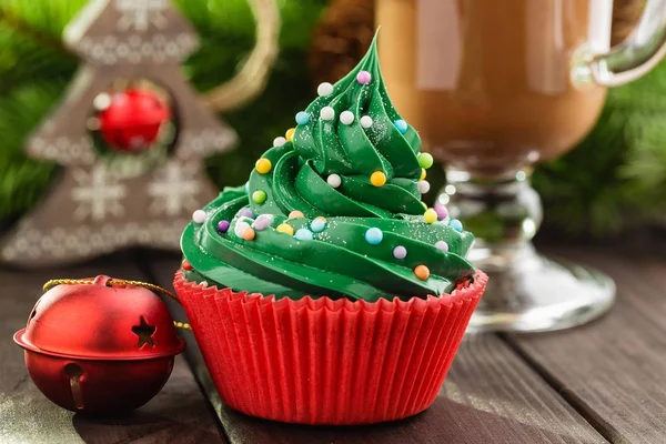 Groene Kerst cupcake in rode kop — Stockfoto