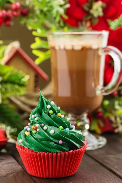 Cupcake di Natale verde in tazza rossa — Foto Stock