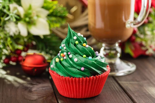 Pastel de Navidad verde en taza roja — Foto de Stock