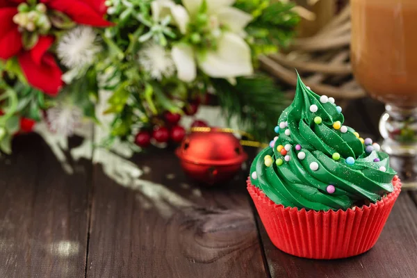 Pastel de Navidad verde en taza roja con decoraciones — Foto de Stock