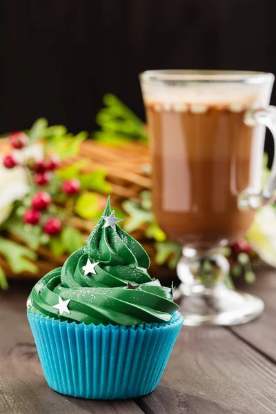 Cupcake di Natale verde con decorazioni festive e vetro di co — Foto Stock