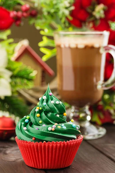 Cupcake di Natale verde in tazza rossa — Foto Stock