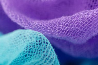Gazlı bez kumaş mor ve mavi renk closeup el boyalı