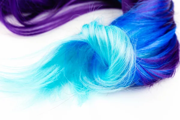 Bouclé volumineux brillant cheveux de couleur pourpre sur un fond blanc — Photo