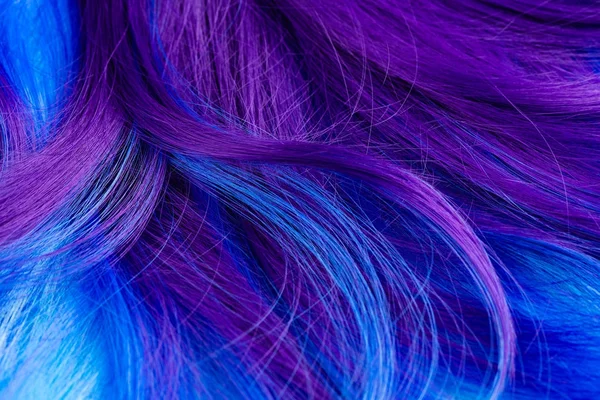 Nahaufnahme von bunten Haaren in violetten und türkisblauen Farben — Stockfoto