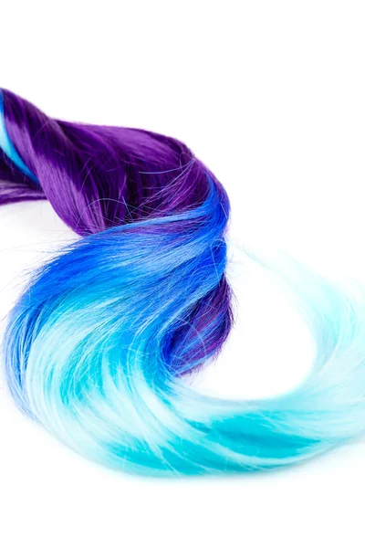 Encaracolado volumoso brilhante cor roxa cabelo em um fundo branco — Fotografia de Stock