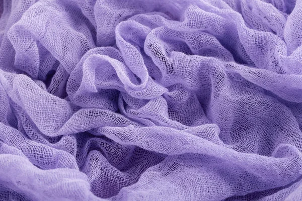 Крупним планом ручна пофарбована марлева тканина фіолетового кольору. Ультрафіолетове дерево — стокове фото