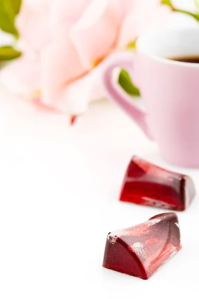 Красные шоколадные конфеты ручной работы на белом фоне. Вале — стоковое фото